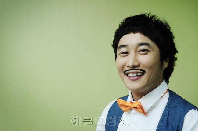 김병만(개그맨)
연예대상 시상식의 대상은 주로 버라이어티 예능 출연자에게 주어졌다. 유재석 강호동 이경규 등이었다. 하지만 지난해에는 양상이 조금 바뀌었다.