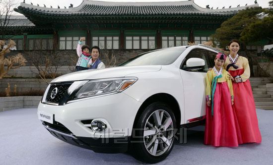 7일 오전 서울 장충동 신라호텔에서 닛산이 ‘7인승 SUV 패스파인더’를 출시하고 신차발표회를 갖고 있다. 이번에 출시한 ‘닛산 패스파인더’는 4세대 모델로 3.5리터 6기통 VQ 엔진을 탑재해 최고출력 263/6,400(ps/rpm), 최대토크 33.2/4,400(kq.m/rpm)의 강력한 성능을 지녔다. 가격은 5,290(VAT포함) 이다.