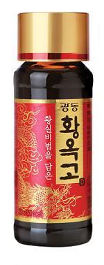 광동제약(대표 최성원)은 홍삼농축액에 숙지황, 복령, 꿀을 함유한 고급 드링크제 ‘광동 황옥고D’<사진>를 7일 선보였다.
황옥고D는 100ml 한 병에 국산 홍삼농축액 350mg, 벌꿀 3500mg에 숙지황추출액, 복령추출액, 당귀추출액, 산수유추출액 등을 담았다. 보존료와 인공향을 첨가하지 않아 부담 없이 즐길 수 있다. 여기에 황제를 상징하는 용 문양과 붉은색과 금색을 사용한 제품 포장으로 고급스러움을 더했다.