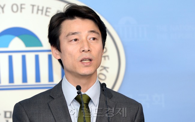 무소속 안철수 의원 측 신당 창당 준비기구인 '<br />새정치추진위원회(새정추) 소통위원장을 맡은 무소속 송호창의원이 7일 국회 정론관에서 기자회견을 열어 기초의회 정당공천제 폐지등 지방선거 개혁방안에 대한 입장을 밝히고 있다.이길동기자.gdlee@-2014.01.07.