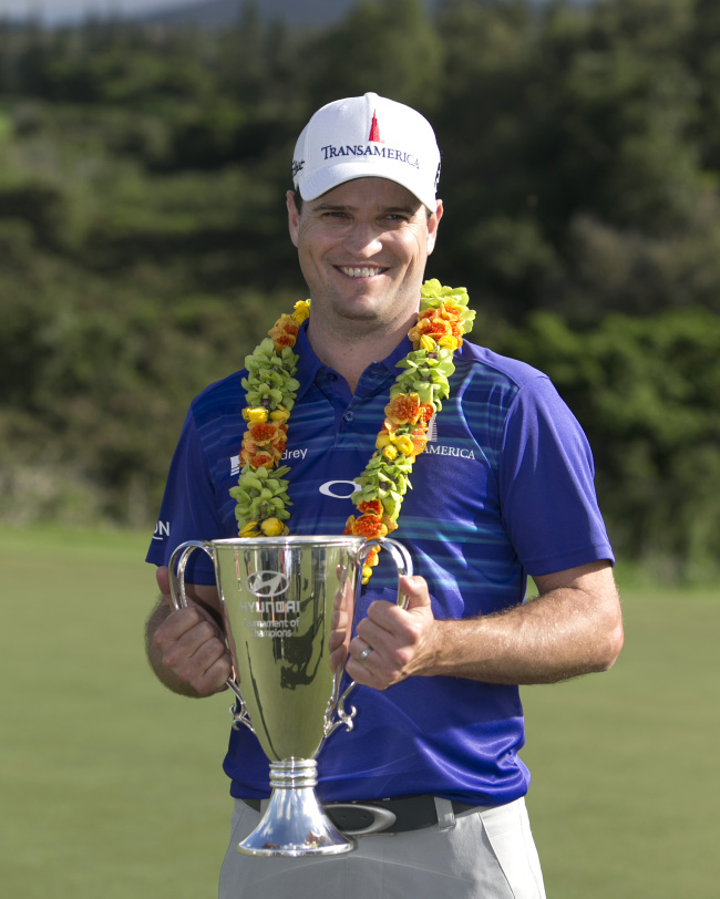 Zach Johnson holds the winning trophy on Monday.    AP-Yonhap News