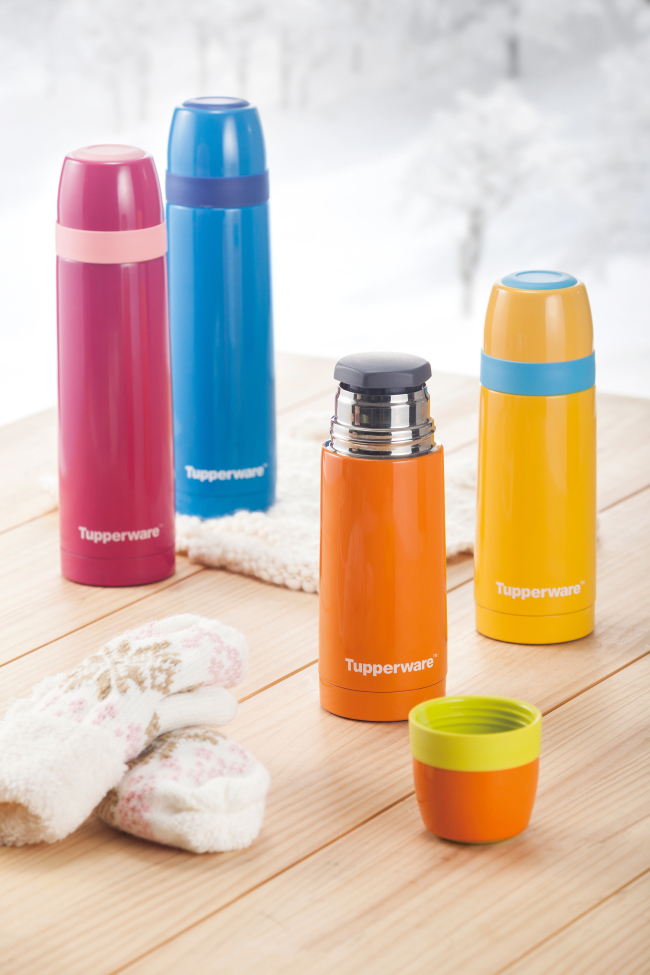글로벌 생활용품 브랜드 타파웨어 브랜즈는 ‘크레용 보온병(New Thermos)’을 1월 한정으로 출시한다고 7일 밝혔다.
크레용 보온병은 용량과 크기, 색상이 다양한 겨울철 필수 아이템으로 등산, 개인용 텀블러, 이유식용 보온병 등 휴대 용기로 제격이다.
이 제품의 가장 큰 특징은 뛰어난 밀폐력. 타파웨어 특유의 강력한 밀폐력으로 오랜 시간 보온을 유지하며, 휴대 시 생길 수 있는 흔들림에도 음료가 샐 염려가 없다.