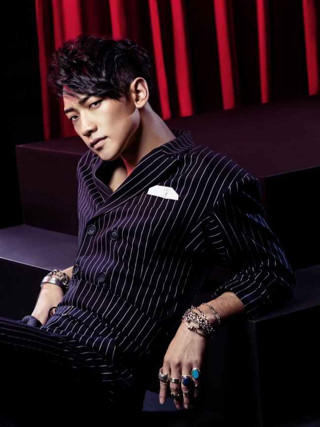비(정지훈/가수/영화배우)
‘라송’과 ‘30SEXY’로 30대의 절제된 섹시미를 선보이며 이번 주 컴백무대를 앞두고 있는 가수 비가 LG전자 & LG디스플레이와 6집 음반의 글로벌 공동 프로모션을 런칭한다.