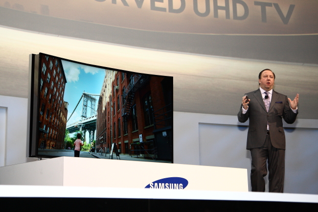 Samsung Electronics’ bendable TV is displayed at its booth at the 2014 International CES which is held from Tuesday (local time) through Friday in Las Vegas.   Samsung Electronics
