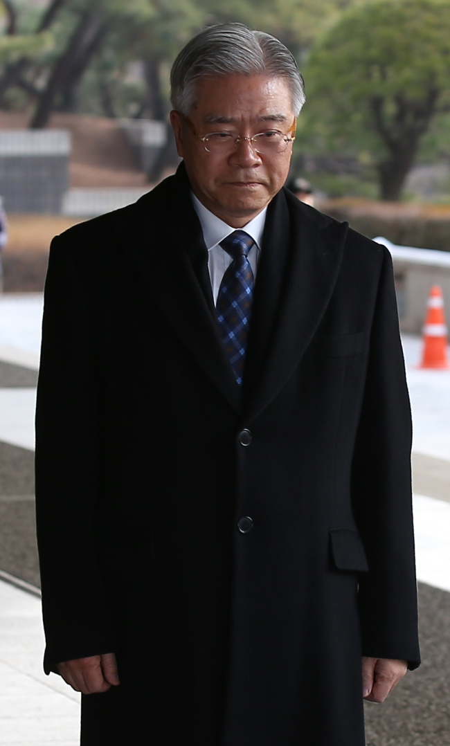 현재현(기업인/동양그룹회장)
The prosecution is seeking warrants to arrest Tong Yang Group chairman Hyun Jae-hyun and three former executives accused of fraud and neglect. Hyun and the three former Tong Yang Group executives are suspected of orchestrating illegal dealings that caused damages estimated at nearly 2 trillion won ($1.87 billion).
Hyun Jae-hyun