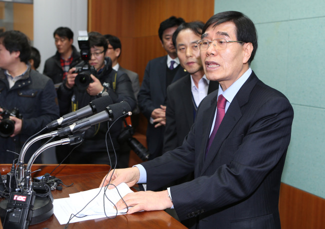 Sangsan High School principal Park Sam-ok announces his school’s decision not to use Kyohak Publishing Co.’s history textbook in a press conference on Tuesday.   Yonhap News