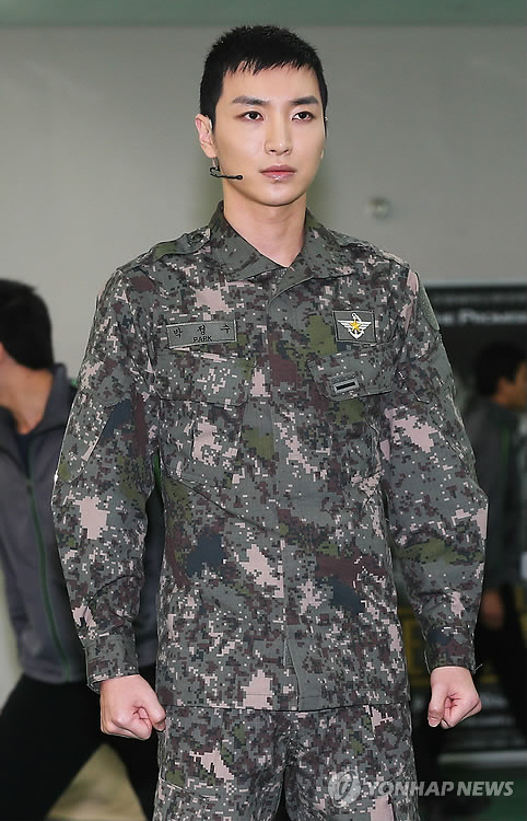 이특(박정수/가수/슈퍼주니어)
아이돌그룹  FT아일랜드의 이홍기를 비롯 동료 연예인들이 잇달아 SNS를 통해서 슈퍼주니어 이특의 부친·조부모상에 조의를 표하고 있다.