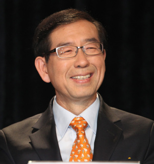 박원순(광역단체장/변호사/서울특별시시장)
박원순 서울시장은 박근혜 대통령이 ‘통일은 대박'이라고 한 발언에 대해 100% 공감한다고 말했다.