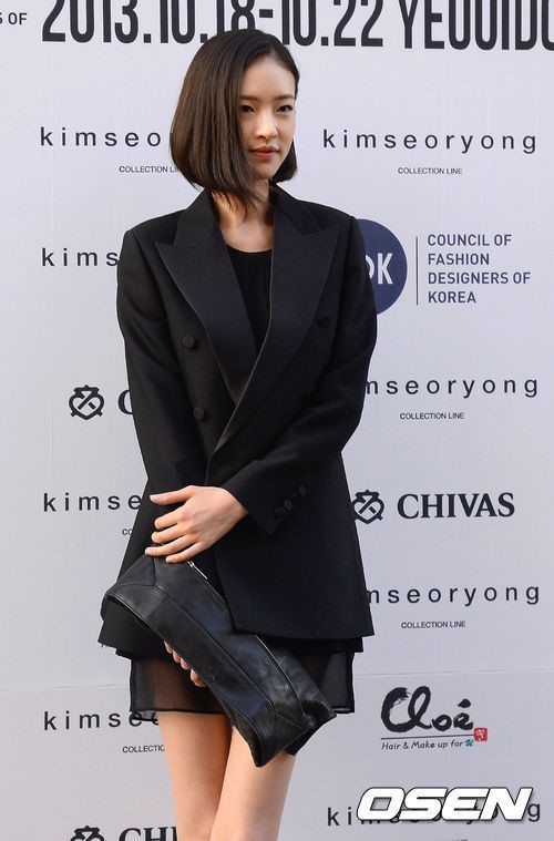 유지안(모델)
김우빈이 크리스탈을 이상형으로 지목한 가운데 김우빈의 연인 유지안도 주목받고 있다.
