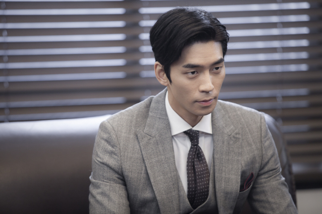 신성록(뮤지컬배우/탤런트)
요즘 드라마에 빠지지 않고 등장하는 흥행 코드가 하나 있다. 바로 ‘스릴러’다. ‘사각관계’ ‘불륜’의 뻔한 스토리는 스릴러를 입고 시청자와 ‘밀당(밀고 당기기)’을 한다. 당연히 시청률 견인의 일등공신이다.