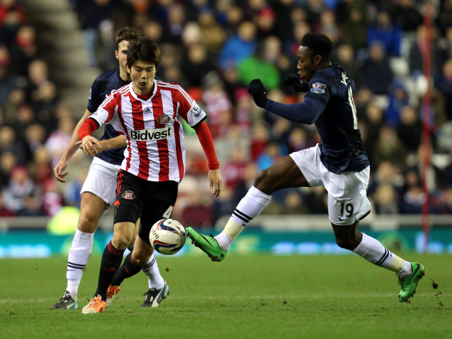 Sunderland’s Ki Sung-yueng (left) vies for the ball with Manchester United’s Danny Welbeck on Tuesday.    AP-Yonhap News