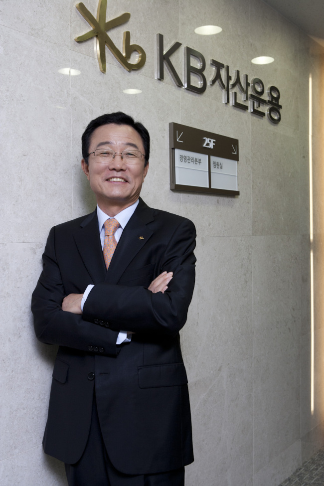 이희권(금융인/KB자산운용대표이사사장)
지난해 재테크 시장은 ‘암흑기’로 표현될 만큼 침체기를 겪었다. 예금 금리는 연 3%대에도 못 미쳤고, 펀드들은 수익률 부진으로 환매 몸살에 시달렸다.