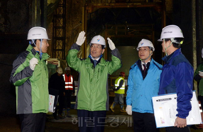 8일 오전 박원순 서울시장이 공사현장 동절기 안전점검을 하기 위해 서울 성북구 정릉동에 우이-신설도시철도 3공구를 찾아 지하 61미터 현장에서 관계자의 보고를 들으며 현장을 둘러보고 있다./안훈 기자 rosedale@ 2014.01.08
8일 오전 박원순 서울시장이 공사현장 동절기 안전점검을 하기 위해 서울 성북구 정릉동에 우이-신설도시철도 3공구를 찾아 지하 61미터 현장에서 관계자의 보고를 들으며 현장을 둘러보고 있다./안훈 기자 rosedale@ 2014.01.08
8일 오전 박원순 서울시장이 공사현장 동절기 안전점검을 하기 위해 서울 성북구 정릉동에 우이-신설도시철도 3공구를 찾아 지하 61미터 현장에서 관계자의 보고를 들으며 현장을 둘러보고 있다./안훈 기자 rosedale@ 2014.01.08