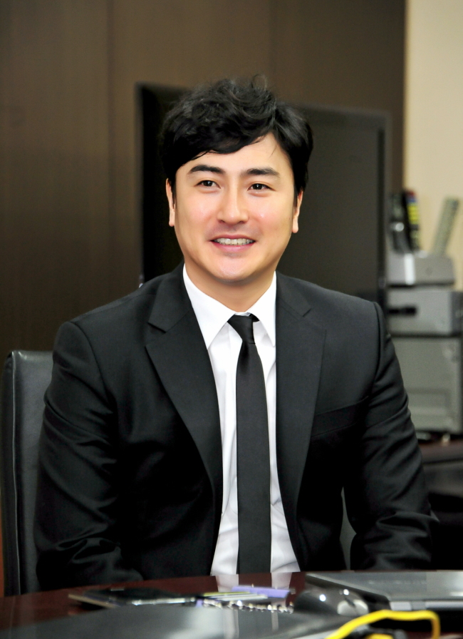 안정환(전축구선수/리혜원라이프스타일컴퍼니대표이사)
Former soccer star Ahn Jung-hwan has signed a contract with local TV broadcaster MBC for a stint as a soccer commentator, the TV channel said Thursday.
Ahn Jung-hwan