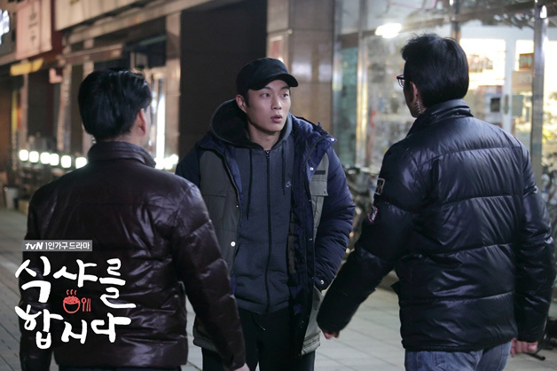 윤두준(가수/탤런트/비스트)
요즘 드라마에 빠지지 않고 등장하는 흥행 코드가 하나 있다. 바로 ‘스릴러’다. ‘사각관계’ ‘불륜’의 뻔한 스토리는 스릴러를 입고 시청자와 ‘밀당(밀고 당기기)’을 한다. 당연히 시청률 견인의 일등공신이다.
