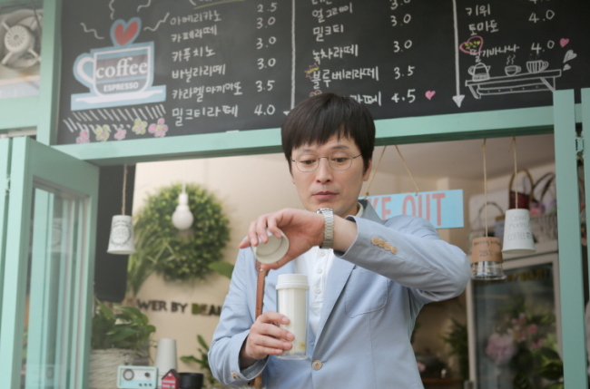 정재영(영화배우)
꽃다운 20대 처녀 외모로 회춘한 70대 할머니, 삐뚠 것 못 참고 시간표 1분 1초까지 지키며 사는 강박ㆍ결벽증 사내, 한 번도 연애 못 해본 여자, 이성과 할 수 있는 모든 것을 해봤지만 단 하나 사랑만은 못 해본 남자.