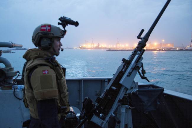 This picture taken on Dec. 28 and released on Jan. 7 shows a Norwegian soldier onboard the Norwegian frigate Helge Ingstad, one of four Danish and Norwegian vessels deployed to transport Syria’s chemical agents for destruction, as the ship leaves the port of Limassol, Cyprus.   AFP-Yonhap News