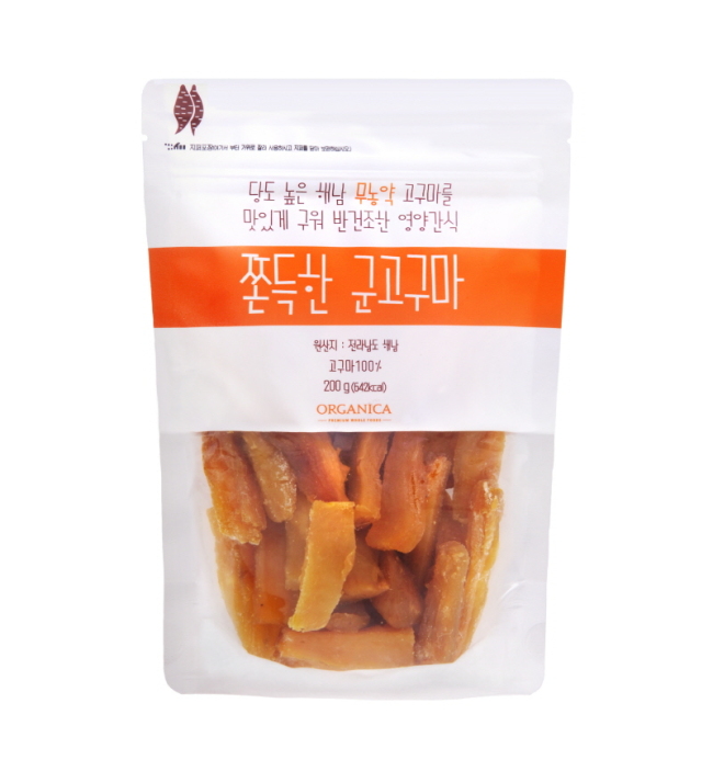 프리미엄 홀푸드 전문기업 올가니카(대표 최정휘)는 최근 친환경 자연 간식인 ‘쫀득한 군고구마’<사진>를 선보였다.
‘쫀득한 군고구마’는 전라남도 해남 맑은 땅에서 100% 무농약으로 키운 고구마를 정성껏 구워 반건조한 제품이다. 완전건조 제품에 비해 군고구마의 달콤한 즙이 살아있고 쫀득쫀득한 식감이 특징이다. 특히 설탕이나 첨가물이 전혀 들어있지 않고 자연 그대로만 담아 남녀노소 부담없이 즐길 수 있는 영양간식이다.