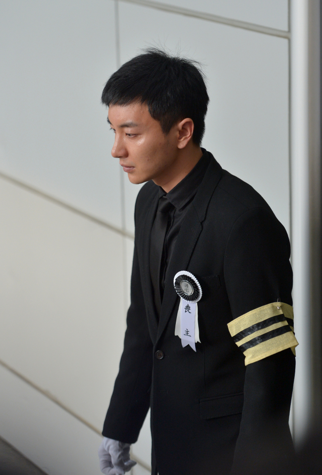 이특(박정수/가수/슈퍼주니어)
그룹 슈퍼주니어 멤버 이특의 부친·조부모상 발인식이 8일 오전 11시 구로 고려대학병원에서 엄수됐다.