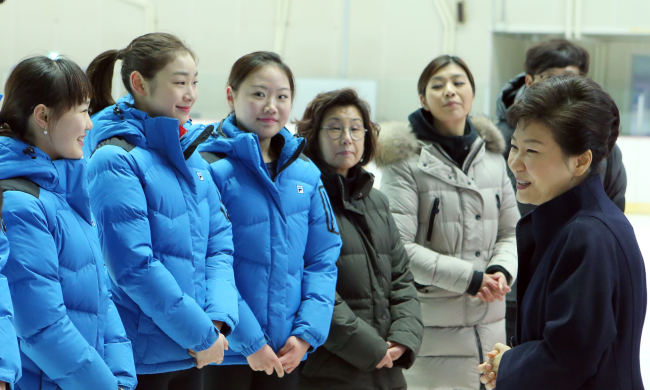 President Park Geun-hye (right) visits the National Training Center in northern Seoul on Wednesday to encourage Korean athletes who will compete in the upcoming Sochi Winter Olympic Games.   Yonhap News