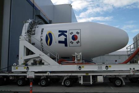 Korea’s Mugungwha satellite is moved to the launchpad in August 2006.