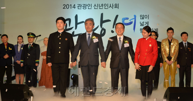 8일 오후 서울 소공동 롯데호텔에서 열린 '2014 관광인 신년 인사회'에서 유진룡 문화체육관광부 장관, 남상만 한국관광협회중앙회 회장, 관광업계 종사자들이 기념촬영을 하고 있다.<br />이상섭 기자. babtong@heraldcorp.com 2014.01.08
8일 오후 서울 소공동 롯데호텔에서 열린 '2014 관광인 신년 인사회'에서 유진룡 문화체육관광부 장관, 남상만 한국관광협회중앙회 회장, 관광업계 종사자들이 기념촬영을 하고 있다.
이상섭 기자. babtong@heraldcorp.com 2014.01.08
8일 오후 서울 소공동 롯데호텔에서 열린 '2014 관광인 신년 인사회'에서 유진룡 문화체육관광부 장관, 남상만 한국관광협회중앙회 회장, 관광업계 종사자들이 기념촬영을 하고 있다.
이상섭 기자. babtong@heraldcorp.com 2014.01.08