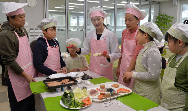 8일 오후 서울 서초구 방배열린문화센터에서 열린 '부모님과 함께하는 건강요리교실'에서 참가자들이 강사에게 음식별 칼로리 정보를 듣고 있다. <br />이상섭 기자. babtong@heraldcorp.com 2014.01.08
8일 오후 서울 서초구 방배열린문화센터에서 열린 '부모님과 함께하는 건강요리교실'에서 참가자들이 강사에게 음식별 칼로리 정보를 듣고 있다.
이상섭 기자. babtong@heraldcorp.com 2014.01.08
8일 오후 서울 서초구 방배열린문화센터에서 열린 '부모님과 함께하는 건강요리교실'에서 참가자들이 강사에게 음식별 칼로리 정보를 듣고 있다.
이상섭 기자. babtong@heraldcorp.com 2014.01.08