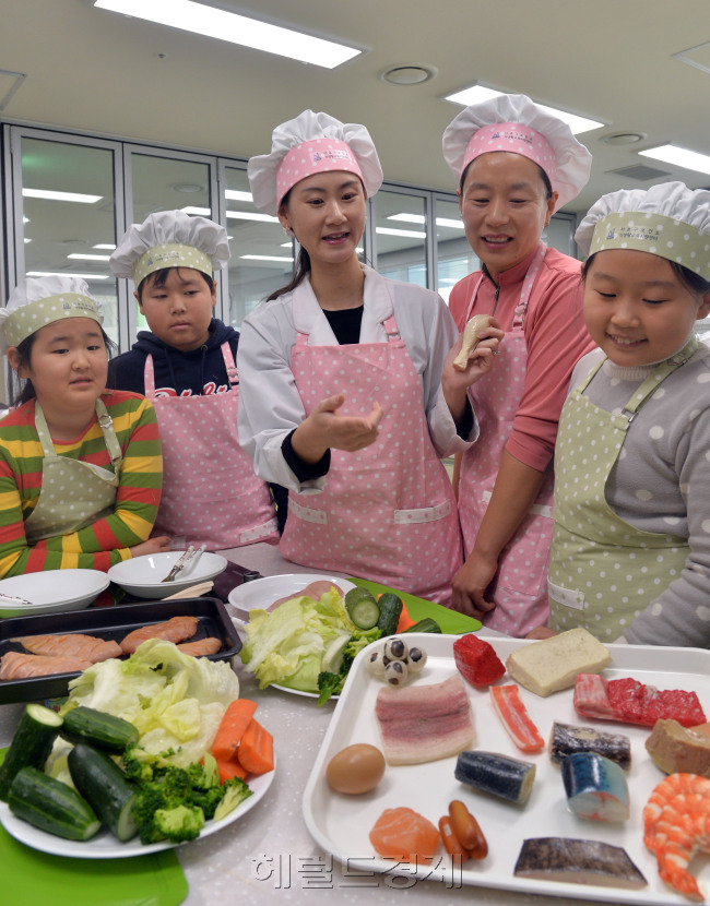 8일 오후 서울 서초구 방배열린문화센터에서 열린 '부모님과 함께하는 건강요리교실'에서 참가자들이 강사에게 음식별 칼로리 정보를 듣고 있다. <br />이상섭 기자. babtong@heraldcorp.com 2014.01.08
8일 오후 서울 서초구 방배열린문화센터에서 열린 '부모님과 함께하는 건강요리교실'에서 참가자들이 강사에게 음식별 칼로리 정보를 듣고 있다.
이상섭 기자. babtong@heraldcorp.com 2014.01.08
8일 오후 서울 서초구 방배열린문화센터에서 열린 '부모님과 함께하는 건강요리교실'에서 참가자들이 강사에게 음식별 칼로리 정보를 듣고 있다.
이상섭 기자. babtong@heraldcorp.com 2014.01.08