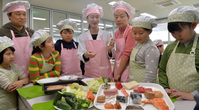 8일 오후 서울 서초구 방배열린문화센터에서 열린 '부모님과 함께하는 건강요리교실'에서 참가자들이 강사에게 음식별 칼로리 정보를 듣고 있다. <br />이상섭 기자. babtong@heraldcorp.com 2014.01.08
8일 오후 서울 서초구 방배열린문화센터에서 열린 '부모님과 함께하는 건강요리교실'에서 참가자들이 강사에게 음식별 칼로리 정보를 듣고 있다.
이상섭 기자. babtong@heraldcorp.com 2014.01.08
8일 오후 서울 서초구 방배열린문화센터에서 열린 '부모님과 함께하는 건강요리교실'에서 참가자들이 강사에게 음식별 칼로리 정보를 듣고 있다.
이상섭 기자. babtong@heraldcorp.com 2014.01.08