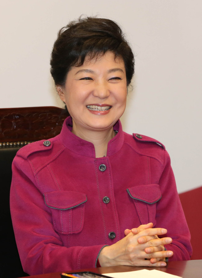 박근혜 18대 대올령 당선인이 15일 오후 서울 종로구 통의동 집무실에서 비슈누 프라카쉬 주한인도대사를 접견하며 밝게 웃고 있다안훈 기자. rosedale@heraldcorp.com 2013.01.15