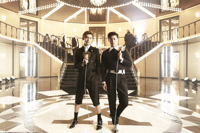 최강창민(좌부터/심창민/가수/탤런트/동방신기),유노윤호(정윤호/가수/탤런트/동방신기)
정규 7집으로 화려하게 컴백한 동방신기(SM엔터테인먼트 소속)의 타이틀 곡 ‘Something(썸씽)’의 고난도 퍼포먼스가 새삼 화제다.