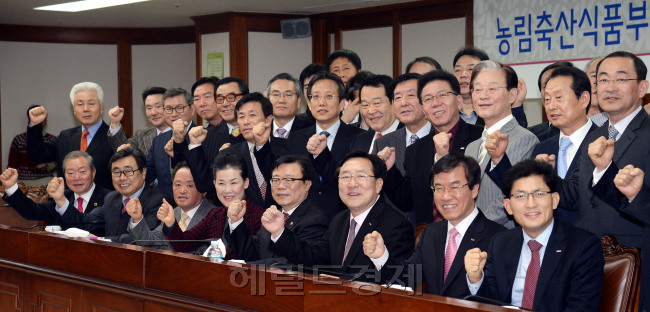 9일 오전 서울 여의도 중소기업중앙회에서 '창조적 농식품산업 발전'을 위한 이동필 농림축산식품부장관과 종소기업 대표들과의 간담회가 열리고 있다. 간담회에 앞서 참석자들이 화이팅을 외치며 기념촬영을 하고 있다./안훈기자 rosedale@ 2014.01.09
9일 오전 서울 여의도 중소기업중앙회에서 '창조적 농식품산업 발전'을 위한 이동필 농림축산식품부장관과 종소기업 대표들과의 간담회가 열리고 있다. 간담회에 앞서 참석자들이 화이팅을 외치며 기념촬영을 하고 있다./안훈기자 rosedale@ 2014.01.09
9일 오전 서울 여의도 중소기업중앙회에서 '창조적 농식품산업 발전'을 위한 이동필 농림축산식품부장관과 종소기업 대표들과의 간담회가 열리고 있다. 간담회에 앞서 참석자들이 화이팅을 외치며 기념촬영을 하고 있다./안훈기자 rosedale@ 2014.01.09
9일 오전 서울 여의도 중소기업중앙회에서 열린 이동필 농림축산식품부장관과 중소기업 대표들이 간담회에 앞서 화이팅을 외치고 있다.  안훈 기자/rosedale@