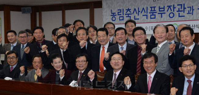 9일 오전 서울 여의도 중소기업중앙회에서 '창조적 농식품산업 발전'을 위한 이동필 농림축산식품부장관과 종소기업 대표들과의 간담회가 열리고 있다. 간담회에 앞서 참석자들이 화이팅을 외치며 기념촬영을 하고 있다./안훈기자 rosedale@ 2014.01.09
9일 오전 서울 여의도 중소기업중앙회에서 '창조적 농식품산업 발전'을 위한 이동필 농림축산식품부장관과 종소기업 대표들과의 간담회가 열리고 있다. 간담회에 앞서 참석자들이 화이팅을 외치며 기념촬영을 하고 있다./안훈기자 rosedale@ 2014.01.09
9일 오전 서울 여의도 중소기업중앙회에서 '창조적 농식품산업 발전'을 위한 이동필 농림축산식품부장관과 종소기업 대표들과의 간담회가 열리고 있다. 간담회에 앞서 참석자들이 화이팅을 외치며 기념촬영을 하고 있다./안훈기자 rosedale@ 2014.01.09