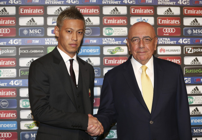 Keisuke Honda (left) poses with AC Milan CEO Adriano Galliani prior to the start of his official presentation at the San Siro Stadium in Milan, Italy, Wednesday.   AP-Yonhap News