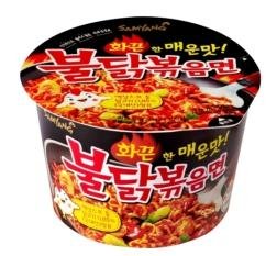 2위 자리를 빼앗긴 삼양식품도 지난해 중반 국물 없이 먹을 수 있는 ‘불닭볶음면’을 내놓고 명예회복을 노리고 있다. 올해 판매목표는 월 1000만개다. 이를 위해 올해 ‘불닭볶음면’ 광고 및 이벤트 판촉을 강화하기로 했다. 온ㆍ오프라인 마케팅을 통한 브랜드 홍보도 준비하고 있다. 삼양식품은 또 젊은층이 몰리는 편의점을 무대로 한 마케팅도 공격적으로 펼친다는 전략이다.