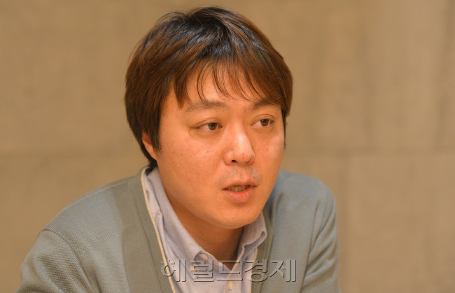 신원호(PD/CJE&M프로듀서)
“케이블-라이크(Cable-like)? 지상파스러움? ‘대체 그게 뭐야?’ 했죠. 저나 이우정 작가나 CJ E&M으로 옮겨온 초반엔 달라진 플랫폼 환경에 대한 고민이 많았지만 이젠 지상파가 됐건, 케이블이 됐건 어디서에서 콘텐츠를 만드느냐는 중요하지 않아요. 결국 콘텐츠가 답이에요.”