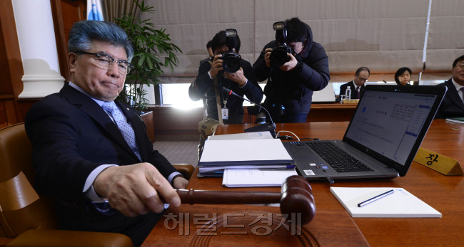 올 해 들어 처음 열린 금융통화위원회에서 김중수 한국은행 총재가 의사봉을 두드리고 있다.
올 해 들어 처음 열린 금융통화위원회에서 김중수 한국은행 총재가 의사봉을 두드리고 있다.
9일 올해 들어 처음 열린 금융통화위원회 본회의에서 김중수 한국은행 총재가 의사봉을 두드리고 있다. 한은은 이날 연 2.50%인 기준금리를 8개월째 동결했다.  박해묵 기자/mook@heraldcorp.com