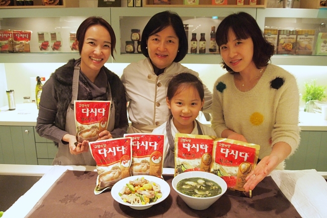 미국, 몽골, 러시아 등 해외에서 판매하는 CJ제일제당 ‘다시다 닭고기’를 국내에서도 맛볼 수 있게 됐다. CJ제일제당은 ‘다시다 닭고기’를 지난 연말부터 홈플러스 익스프레스, 농협하나로마트, 대형수퍼 등 전국 700여 개 점포에서 본격적으로 판매하기 시작했다고 9일 밝혔다.