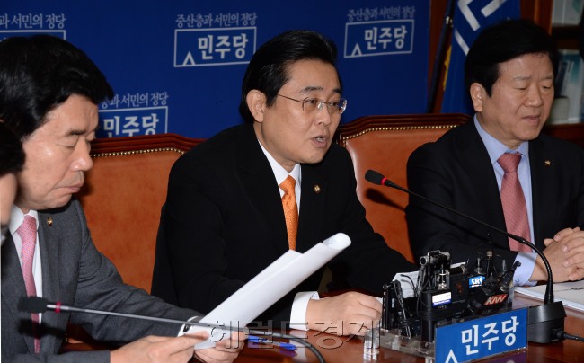 전병헌 민주당 원내대표가 9일 국회에서 열린 고위정책-정치개혁특위연석회의에서 기초단체장및 기초의원 정당공천폐지,교학사 교과서 논란과 관련하여 모두발언을 하고 있다. 이길동기자.gdlee@-2014.01.09.
전병헌 민주당 원내대표가 9일 국회에서 열린 고위정책-정치개혁특위연석회의에서 기초단체장및 기초의원 정당공천폐지,교학사 교과서 논란과 관련하여 모두발언을 하고 있다. 이길동기자.gdlee@-2014.01.09.
전병헌 민주당 원내대표가 9일 국회에서 열린 고위정책-정치개혁특위연석회의에 참석해 모두발언을 하고 있다. 이길동 기자/gdlee@
