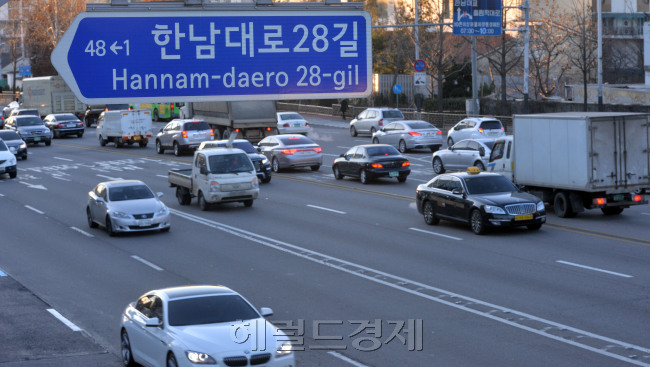올해부터는 공공기관에서 전입ㆍ출생ㆍ혼인신고 등 각종 신청을 하거나 서류를 낼 때 법정주소인 도로명 주소를 사용해야한다. 도로명주소란 기존 지번을 대신해 도로에 이름을 붙이고 건물에 번호를 붙여 도로명과 건물번호로 알기 쉽게 표기하는 새 주소를 말한다.  한남고가차로에서 바라본 한남대로길<br /> 이상섲기자. babtong@heraldcorp.com 2014.01.09
2014년부터 도로명주소가 전면 도입됐다. 기존 동 이름의 주소 대신 한남대로 28길 등 도로명이 주소에 쓰이게 된다.  이상섭 기자/babtong@