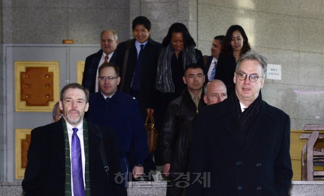 9일 오전 서울 외교부청사에서 한미 양국이 올해부터 새롭게 적용할 제 9차 방위비분담 특별협정(SMA)을 체결하기 위해 개최한 마지막 협상에 참석하기 위해 에릭 존 국무부 방위비분담협상대사를 수석대표로 한 미국 측 협상단이 외교부청사로 들어서고 있다. 박해묵 기자/mook@heraldcorp.com
9일 오전 서울 외교부청사에서 한미 양국이 올해부터 새롭게 적용할 제 9차 방위비분담 특별협정(SMA)을 체결하기 위해 개최한 마지막 협상에 참석하기 위해 에릭 존 국무부 방위비분담협상대사를 수석대표로 한 미국 측 협상단이 외교부청사로 들어서고 있다. 박해묵 기자/mook@heraldcorp.com
9일 오전 서울 외교부 청사에서 한ㆍ미 양국이 올해부터 새롭게 적용할 방위비분담 특별협정(SMA)을 체결하기 위해 개최한 마지막 협상에 참석하기 위해 에릭 존 국무부 방위비분담협상대사를 수석대표로 한 미국 측 협상단이 외교부 청사로 들어서고 있다.         박해묵 기자/mook@heraldcorp.com