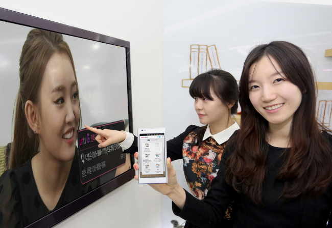 가입자 1000만명 돌파를 눈앞에 둔 IPTV는 주문형 비디오(VOD) 서비스를 기반으로, 단방향에만 의존했던 방송 생태계에 큰 변화를 몰고 왔다. 사진은 IPTV의 양방향 서비스를 이용해 지난 프로그램을 다시 보고 있는 시청자들의 모습이다. 이 같은 새로운 시청 행태는 이제 방송의 트렌드로 자리 잡았다. [사진제공=LG유플러스]