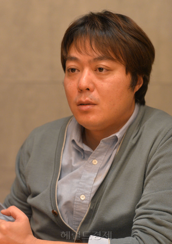 신원호(PD/CJE&M프로듀서)
“케이블-라이크(Cable-like)? 지상파스러움? ‘대체 그게 뭐야?’ 했죠. 저나, 이우정 작가나 CJ E&M으로 옮겨온 초반엔 달라진 플랫폼 환경에 대한 고민이 많았어요. 이젠 지상파가 됐든, 케이블이 됐든 어디에서 콘텐츠를 만드느냐는 중요하지 않아요. 결국 어떤 콘텐츠를 만드느냐의 문제죠.”
