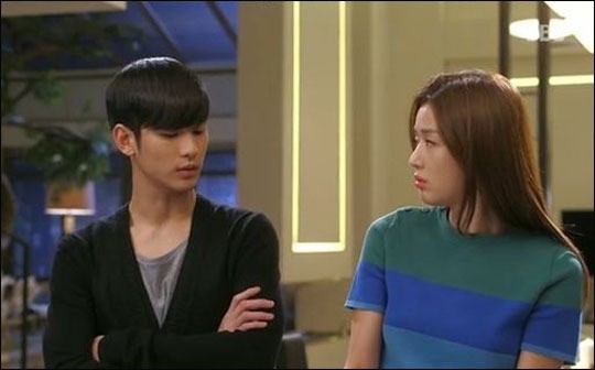 김수현(좌부터/탤런트/영화배우),전지현(왕지현/영화배우)
‘그녀를 만나기 위해 400년을 버텼던’ 도민준은 완벽히 봉인해제됐다. 완벽한 순정파 외계인을 연기하는 김수현 얘기다.