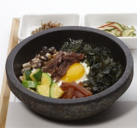 미국 최대 온라인 신문 허핑턴포스트 (The Huffington Post)가 비빔밥을 “죽기 전에 먹어봐야 할 음식”으로 선정했다.
허핑턴포스트는 7일 “빠르게 돌아가는 세상 속에 잊기 쉬운 식사의 중요성”을 강조하면서 한국의 대표음식 비빔밥을 포함한 세계의 다양한 음식 25가지를 소개했다. 아시아권 음식으로는 ‘인스턴트가 아닌 진짜 라면’과 ‘비빔밥’이 유일했다.
특히, 허핑턴포스트는 흔히 외국에 알려진 ‘비빔밥’이 아닌 ‘돌솥비빔밥’을 언급하며 “돌솥바닥에 바삭하게 늘어붙은 밥은 당신을 오랫동안 행복하게 만들어줄 것이다”라고 설명해 눈길을 끌었다.