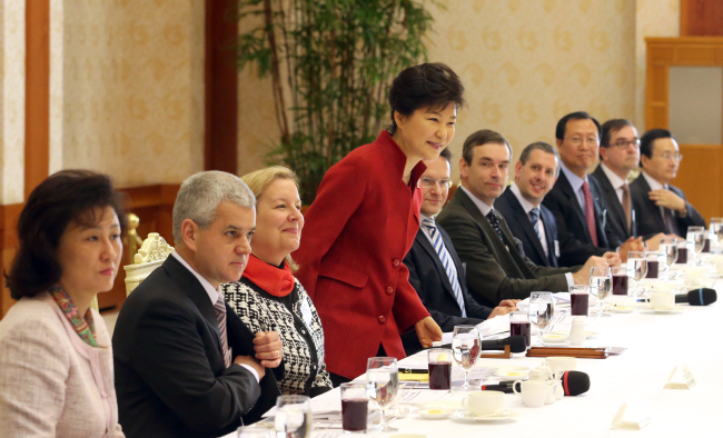 President Park Geun-hye meets CEOs of foreign-invested firms at Cheong Wa Dae on Thursday.   Yonhap News