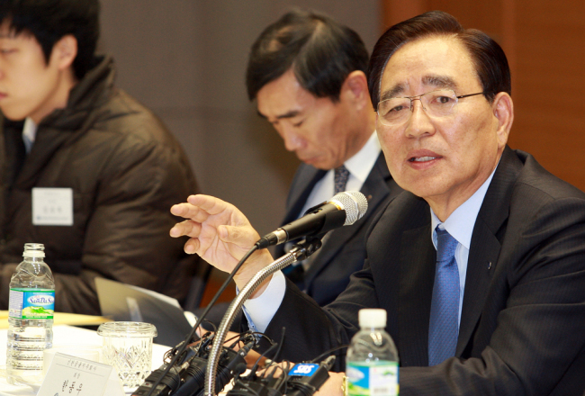 Shinhan Financial Group chairman Han Dong-woo speaks during a meeting with reporters at the group’s headquarters in Seoul on Thursday.
Shinhan Financial Group