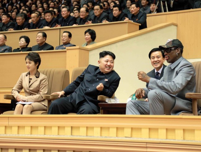 North Korean leader Kim Jong-un (center) talks to Dennis Rodman, former NBA star, while watching a friendly game between North Korean players and ex-NBA players at the Pyongyang Indoor Stadium in Pyongyang on Wednesday. Yonhap News