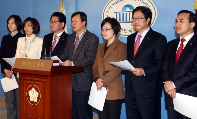 Democratic Party lawmakers protest the Education Ministry’s announcement over a controversial history textbook at the National Assembly in Seoul, Wednesday. From left: Reps. Yoo Eun-hye, Bae Jae-jung, Yoo Ki-hong, Do Jong-hwan, Park Hae-ja, Woo Won-shik and Park Hong-keun   Lee Gil-dong/The Korea Herald