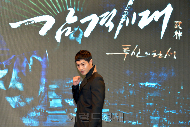 김현중(가수/탤런트/SS501)
연예계 대표 꽃미남 아이돌 김현중이 ‘순정마초’로 돌아온다. 제작비 150억원을 투입한 ‘감격시대:투신의 전쟁(KBS2)’을 통해서다.